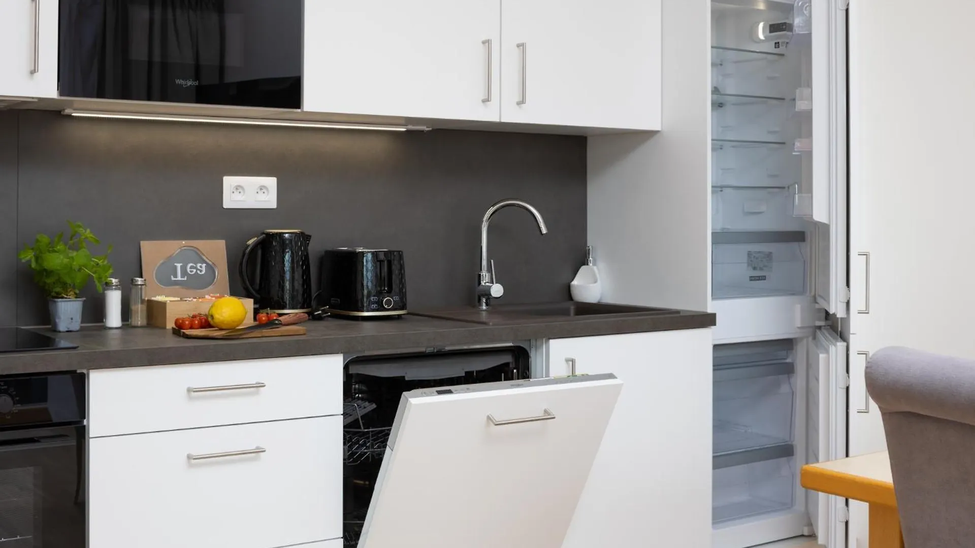 Stylish Flat By The Metro Lägenhet Prag